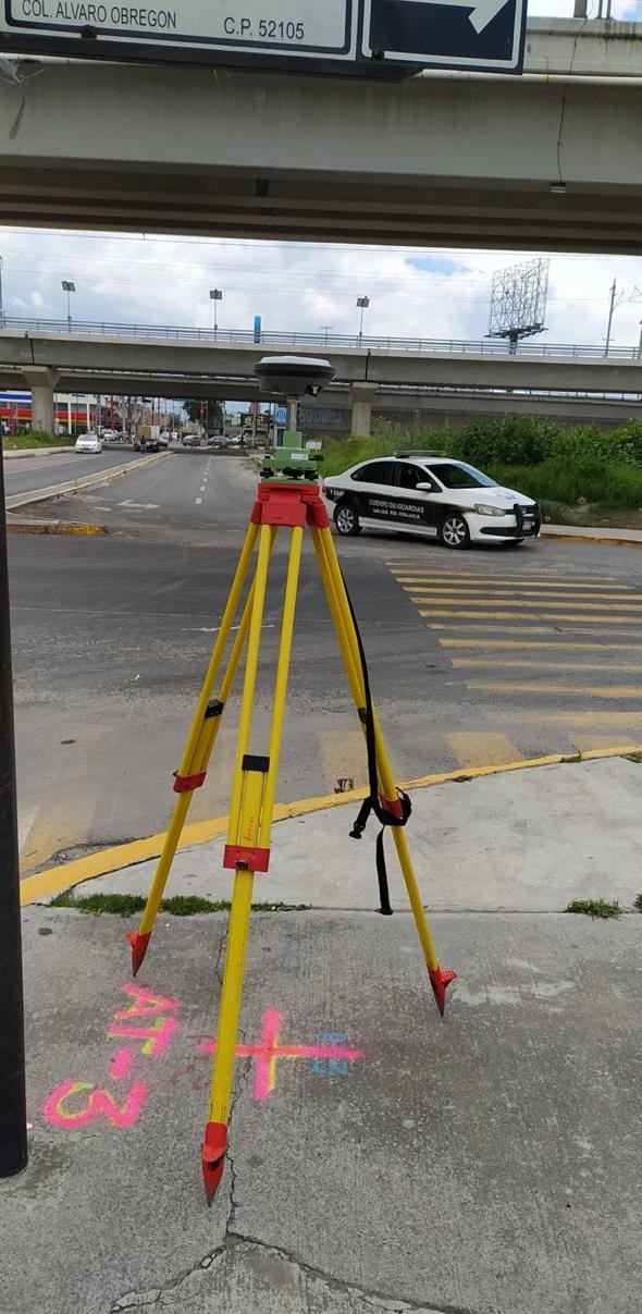 Levantamiento topográfico del tren interurbano en zona de obra